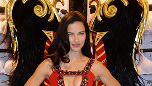 Адриана Лима в малка червена рокля