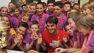 Роджър Федерер и децата от корта се наслаждават на "победната" пица