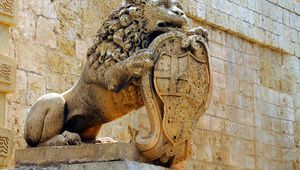 Каменните лъвове пред древния град Мдина (Малта)