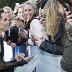 Анджелина раздава автографи в Лондон