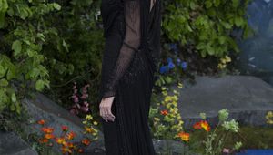 Анджелина в черна "Ателие Версаче"