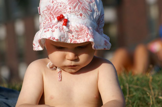 Малко дете си играе на плажа