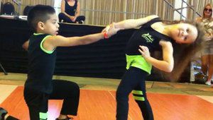 Кевин и Бевърли по време на уникалния им танц