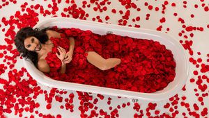 Кончита Вурст във вана от розови листенца