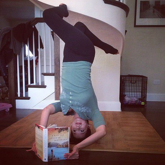 Йогистките пози на Илария Болдуин: С книга в ръка