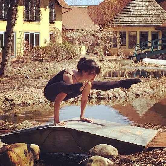 Йогистките пози на Илария Болдуин: На мостче