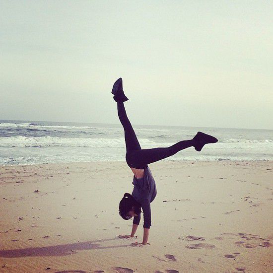 Йогистките пози на Илария Болдуин: На плажа