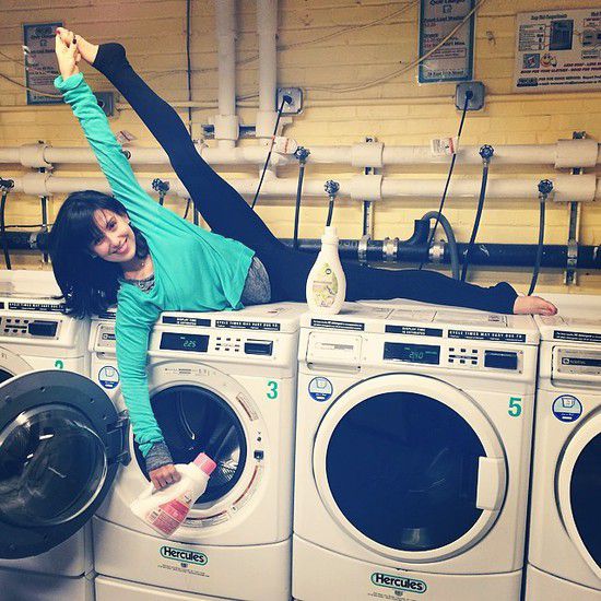 Йогистките пози на Илария Болдуин: В пералнята