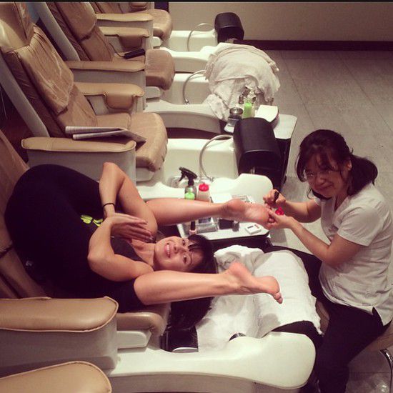 Йогистките пози на Илария Болдуин: На педикюр