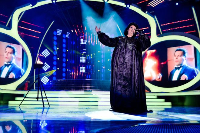 Нети като Монсерат Кабайе, в дует с Фреди Мъркюри