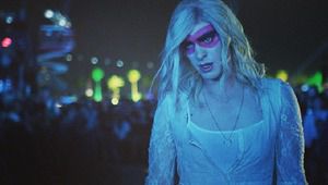 Андрю Гарфийлд в женски дрехи за музикален клип