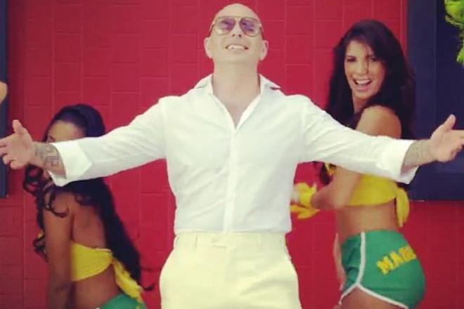 Pitbul s dve matski v klipa na we are one ole ola