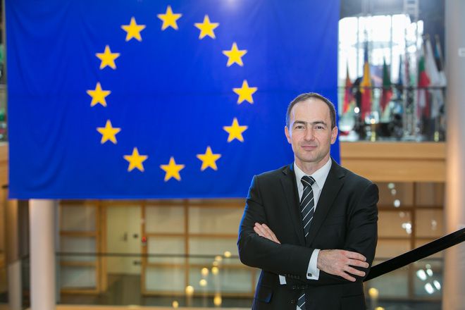 Андрей Ковачев пред знамето на ЕС