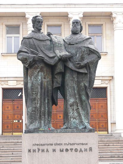 Паметник на двамата братя пред Националната библиотека "Св. Св. Кирил и Методий"