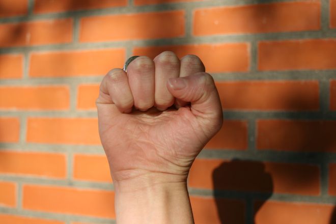 Юмрук в небето в знак на протест