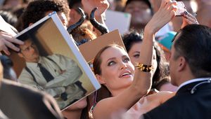 Анджелина Джоли се снима с фенове