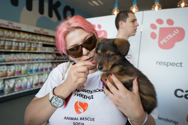 Милена Славова с кученце за осиновяване
