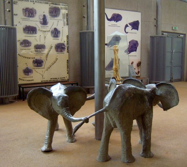 Скулптура на слончета във Виенския зоопарк