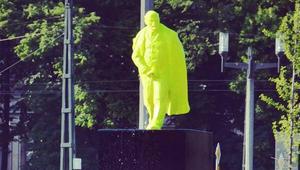Статуята на "облекчаващия се" Ленин в Нова Хута, Полша