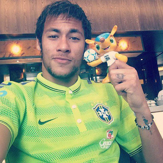 Неймар с талисмана на Бразилия 2014