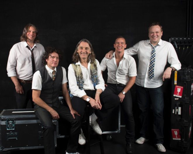 Роджър Ходжсън с групата си