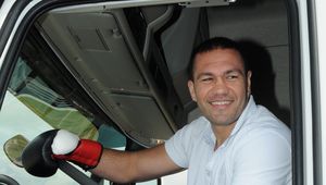 Кубрат Пулев зад волана на камион