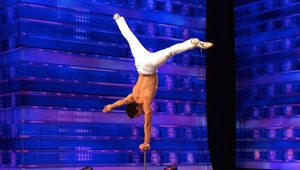 Кристиян Стойнев по време на изпълнението си в "Америка търси талант"