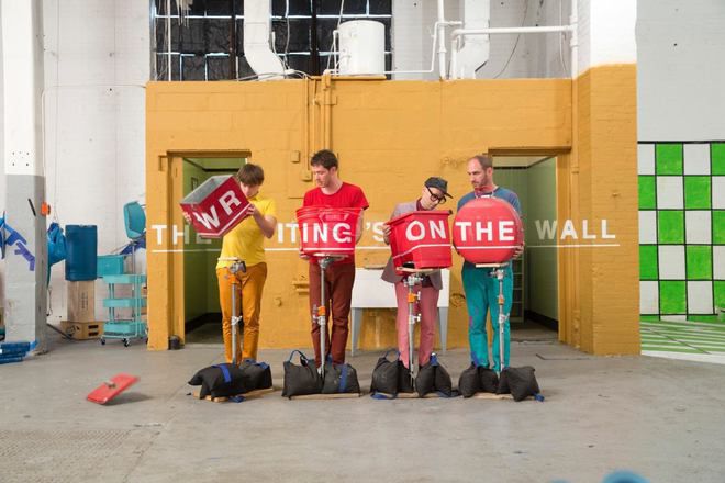 OK Go в клипа си The Writing's on the Wall