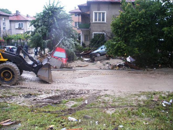 Изровен асфалт, вода и пръст има във всички райони на Варна