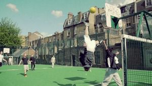 "Пепси" пуска фрийрънъри да играят футбол на батут в новата си реклама