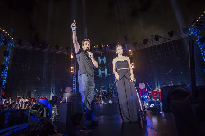 Марк Уолбърг и Ли Бинбин на сцената в Хонконг