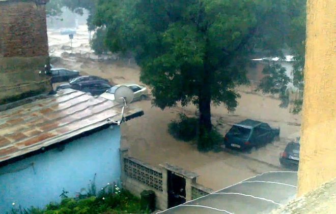 Любителско видео от потопа във Варна
