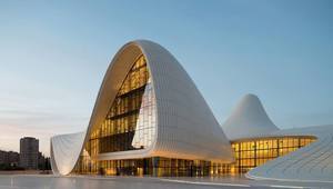 Културният център "Гайдар Алиев" в Баку, осветен отвътре