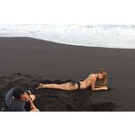 Кара Делевин върху черния пясък в Бали