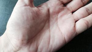 Буквата М на дланта