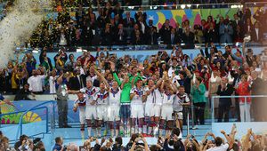 Бундестимът с купата и златните медали от Бразилия 2014