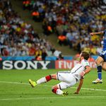 Марио Гьотце вкарва срещу Аржентина