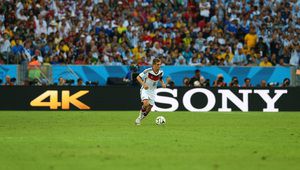 Капитанът на шампионите Филип Лам