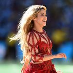 Шакира с червена рокля на стадиона в Рио