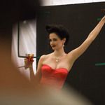 Ева Грийн позира с коктейли в календара на "Кампари"