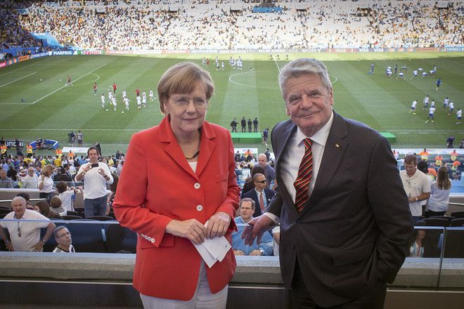 Ангела Меркел и президентът Гаук във ВИП ложата на "Маракана"
