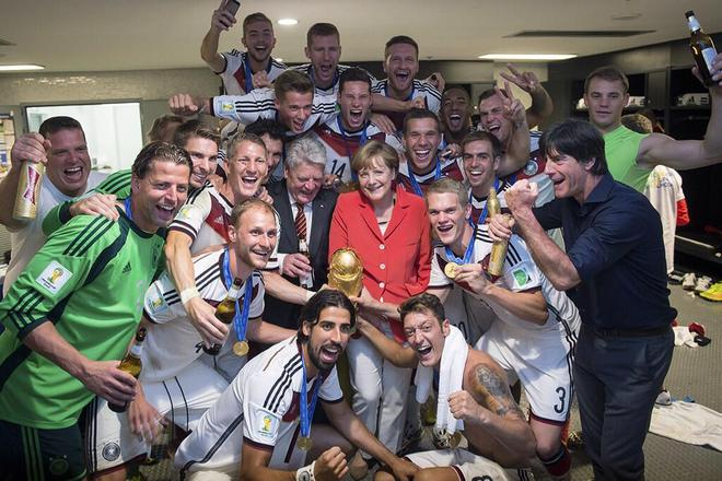 Ангела Меркел с шампионите от Бразилия 2014