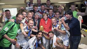 Ангела Меркел с шампионите от Бразилия 2014