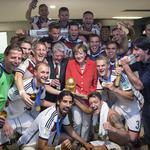 Ангела Меркел с шампионите от Бразилия 2014