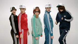 Кристен Стюарт и Ан Хатауей с мустаци