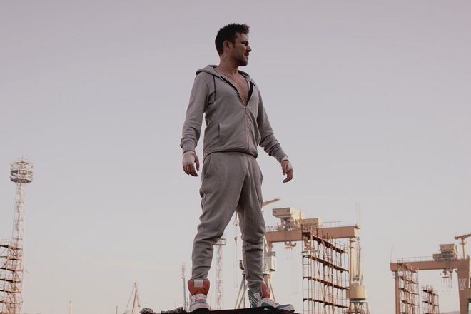 Miro v klipa si skochi nad men