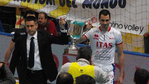 Матей Казийски и Радостин Стойчев с купата за Световен клубен шампион 2009