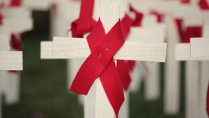Червената лентичка - символ на борбата със СПИН