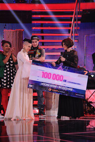 Десислава Тошева награждава победителя в "Музикална академия"
