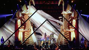 Кейти Пери като египетска царица и на сцената